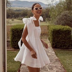 Dissh white linen dress with bow shoulders. Size US 2.